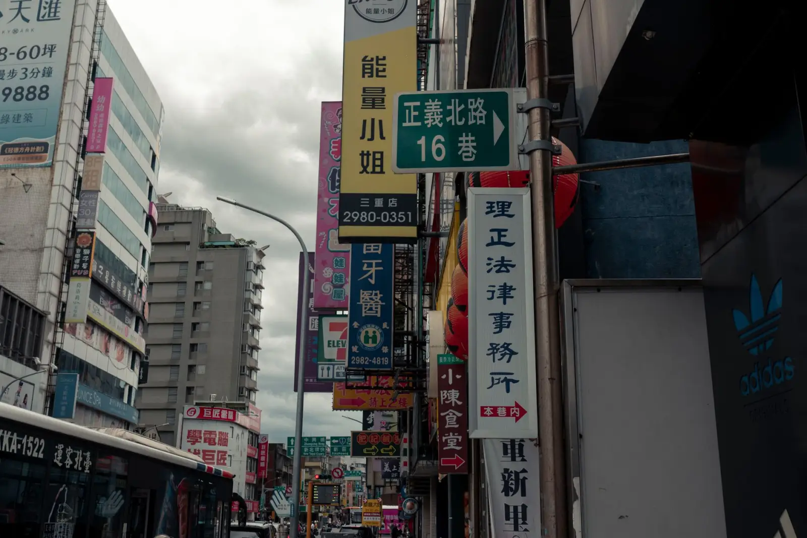 2025年户外广告数字化升级趋势与媒介代理新策略