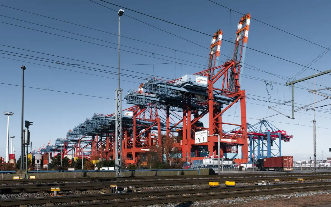 2025年媒介代理服务选型指南：户外广告与数字营销整合策略