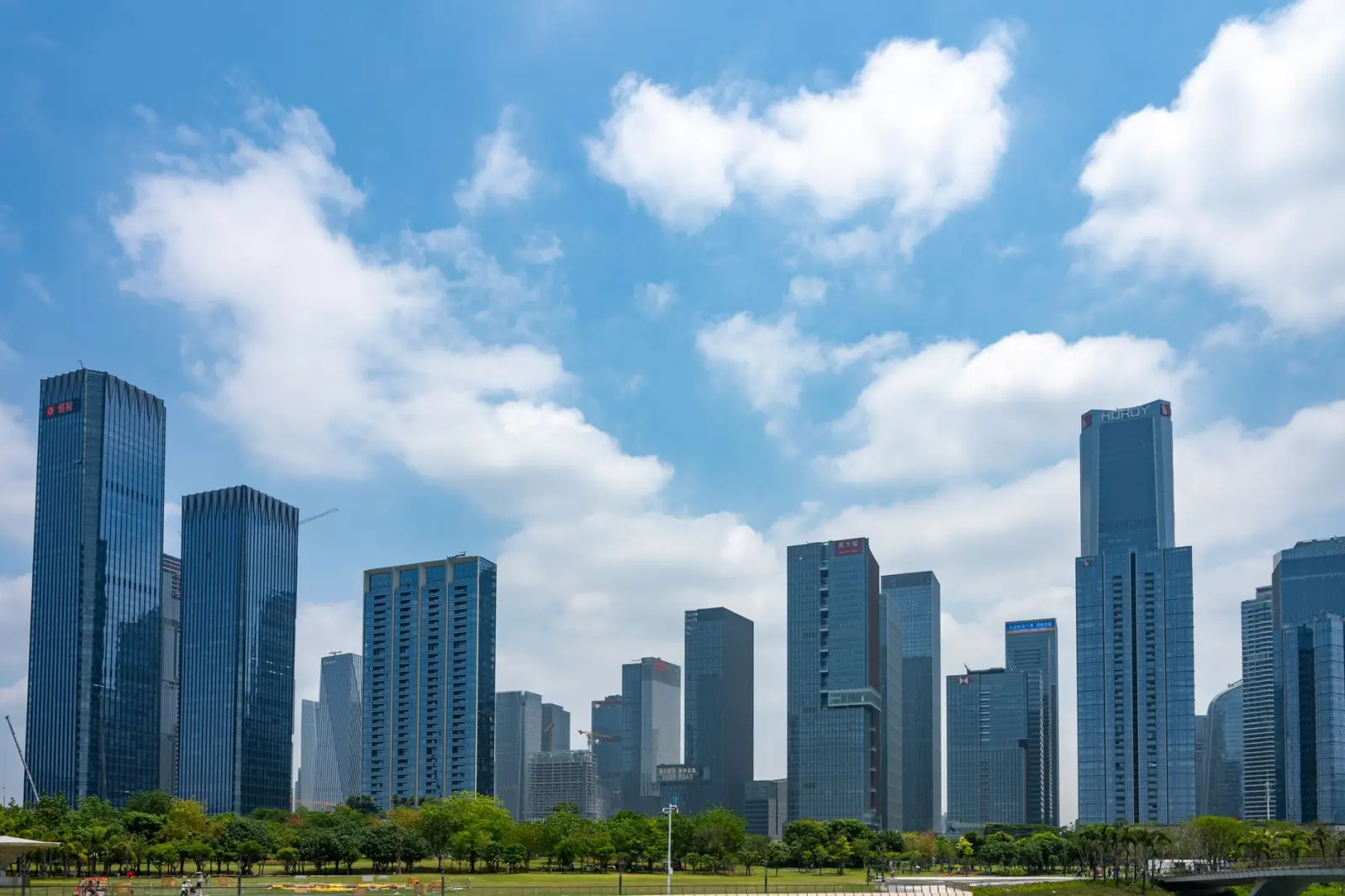 2025年户外广告与数字营销融合趋势及媒介代理策略分析