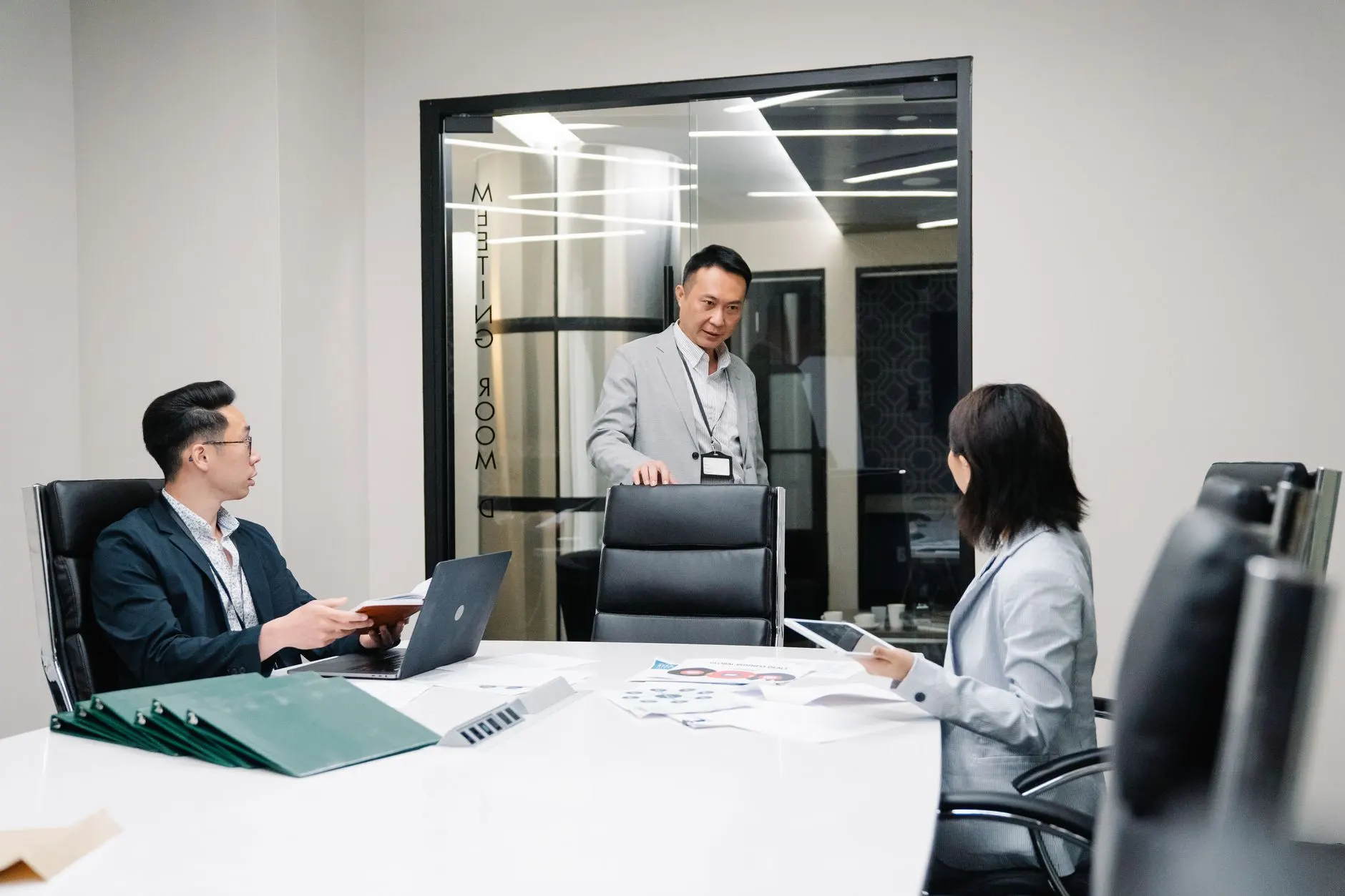 品牌方如何通过数字营销与户外广告实现精准触达：技术路径解析