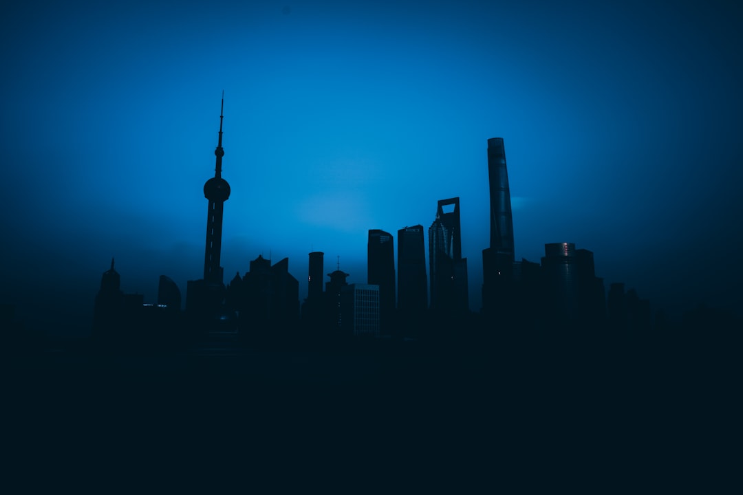 户外广告与数字营销投放策略对比：品牌方应如何选择媒介组合