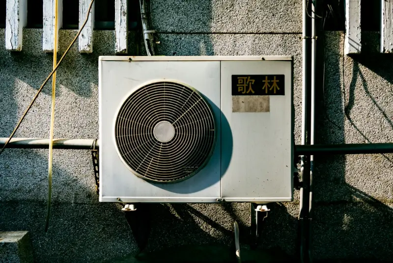 户外广告与数字营销渠道对比：品牌方如何选择精准的媒介投放方案